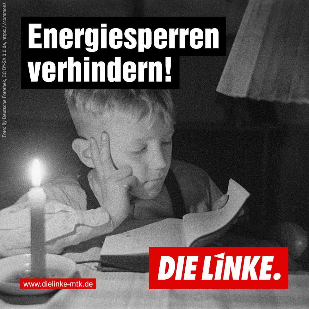 Ein Junge sitzt bei Kerzenschein und liest ein Buch. Die Lampe neben ihm ist offensichtlich ohne Strom. Darüber steht der Text: Energiesperren verhindern!