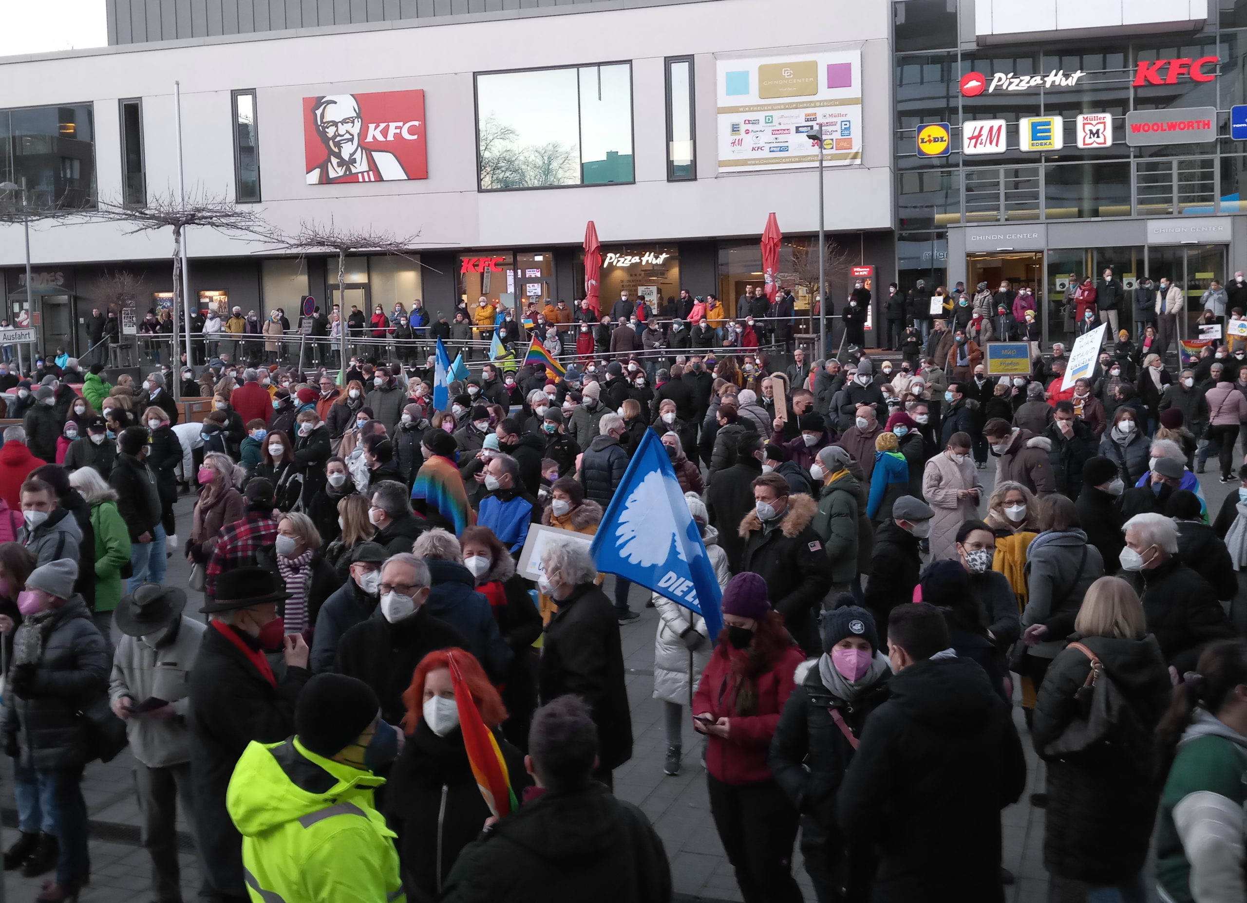 Viele Menschen stehen auf dem Chinon-Platz in Hofheim und streiten für Frieden in der Ukraine