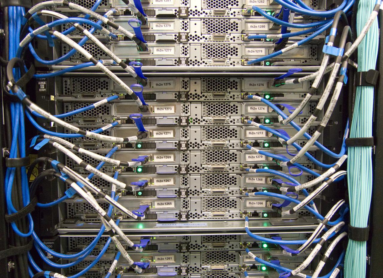 Das Bild zeigt den Ausschnitt eines Servers in einem Rechenzentrum