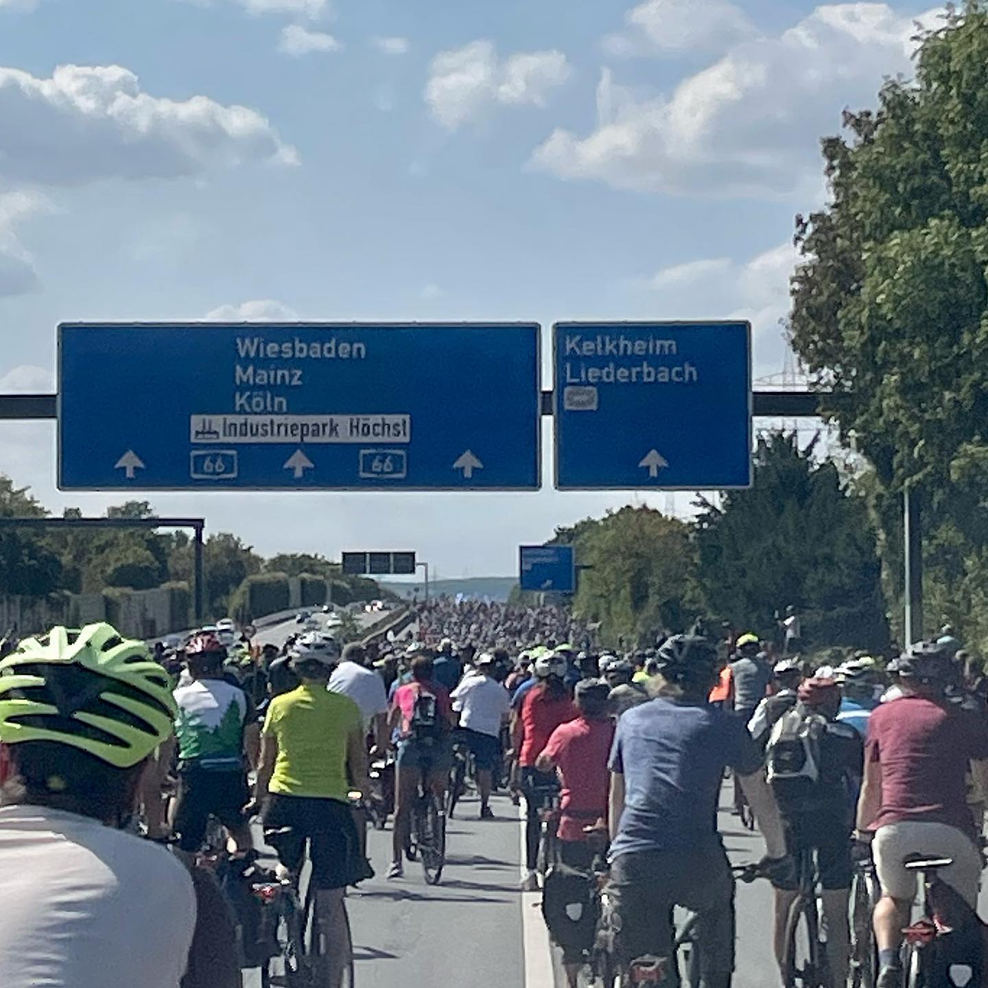 Viele tausend Menschen fahren mit Fahrrädern über die A66 nach Wiesbaden.