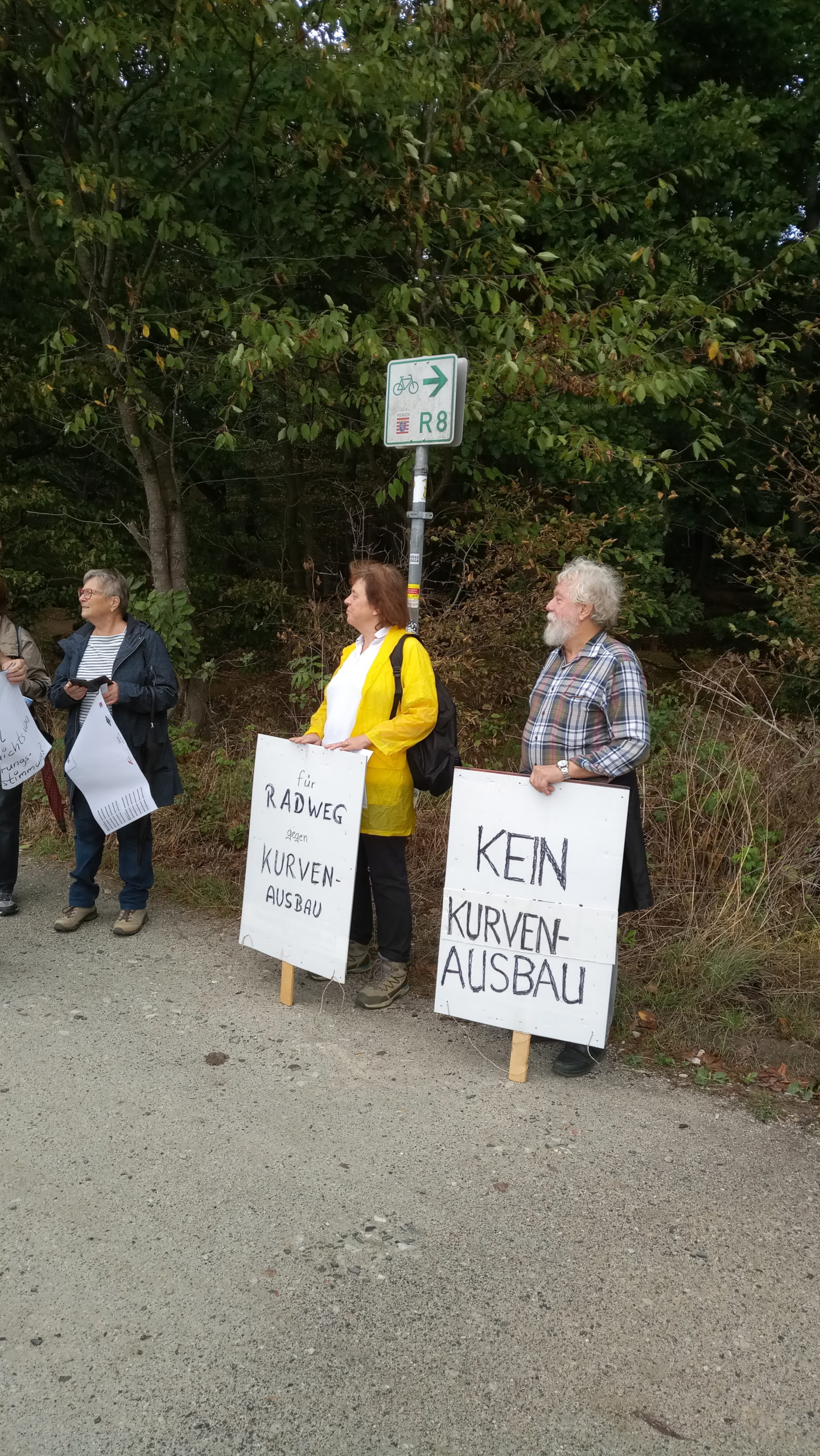 Unsere Stadtverordneten Barbara grassel und bernd Hausmann protestieren gegen die geplante Vollsperrung der L3011