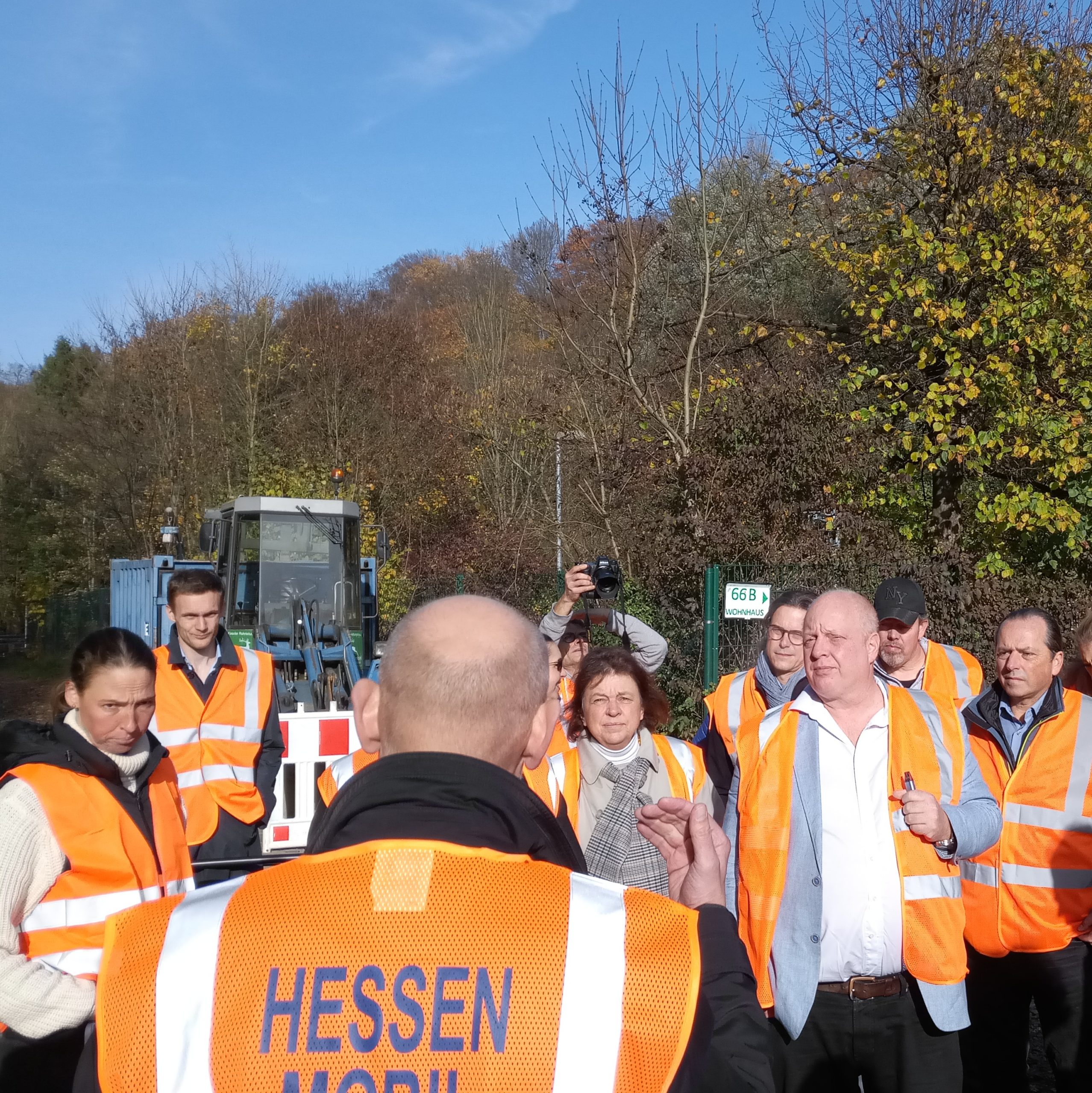 Das Bild zeigt viele Menschen in orangefarbenen Warnwesten von HessenMobil an der Klärwerkskurve in Lorsbach