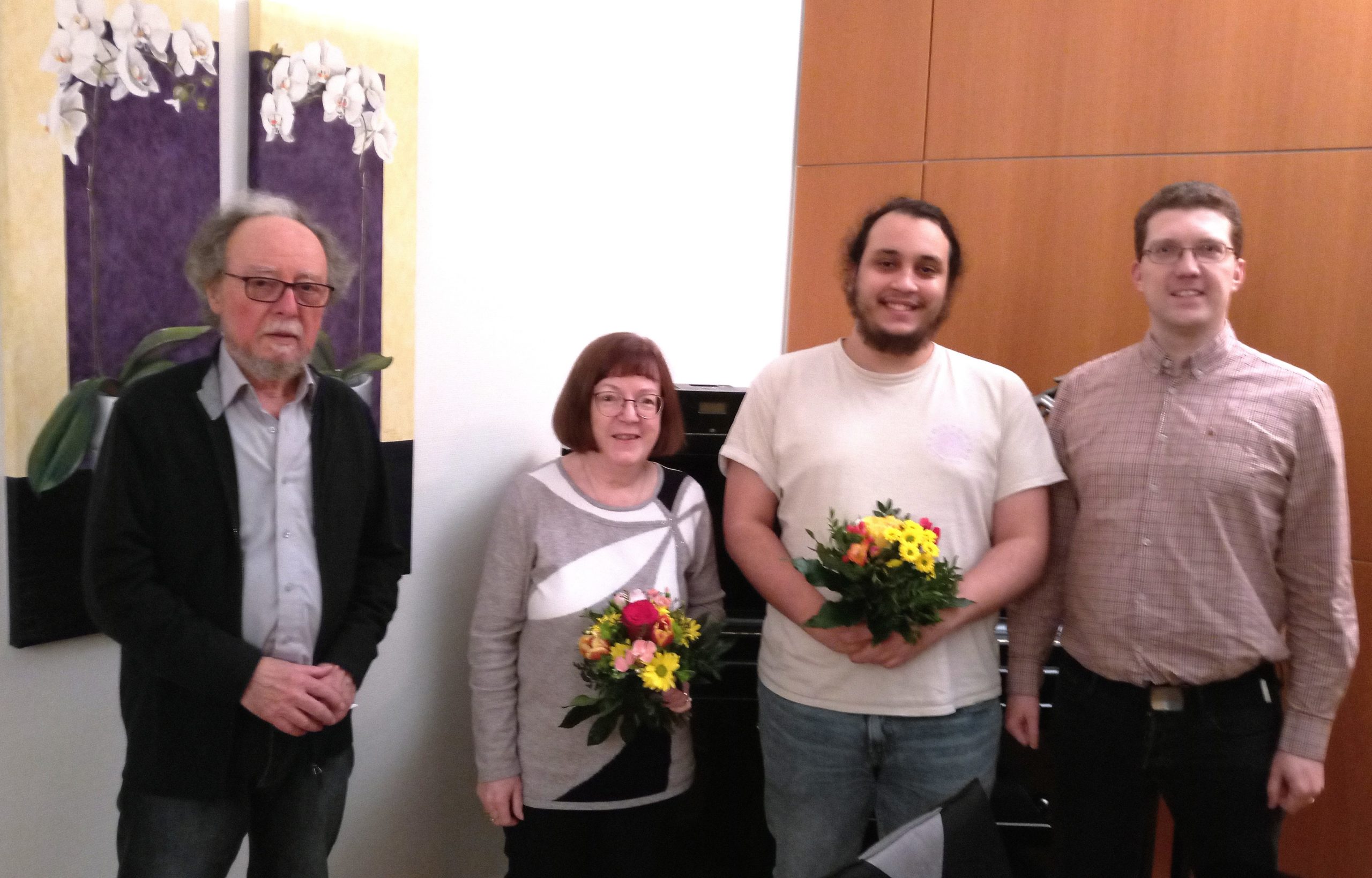 Sie sehen von links nach rechts: Heinz Michael Merkel, Kreisschatzmeister, Gabriele Mehr, Abdellilah Lemkaddem und den Kreisvorsitzenden Thomas Völker. Gabi Mehr und Adbi Lemkaddem halten Blumensträuße in der Hand.