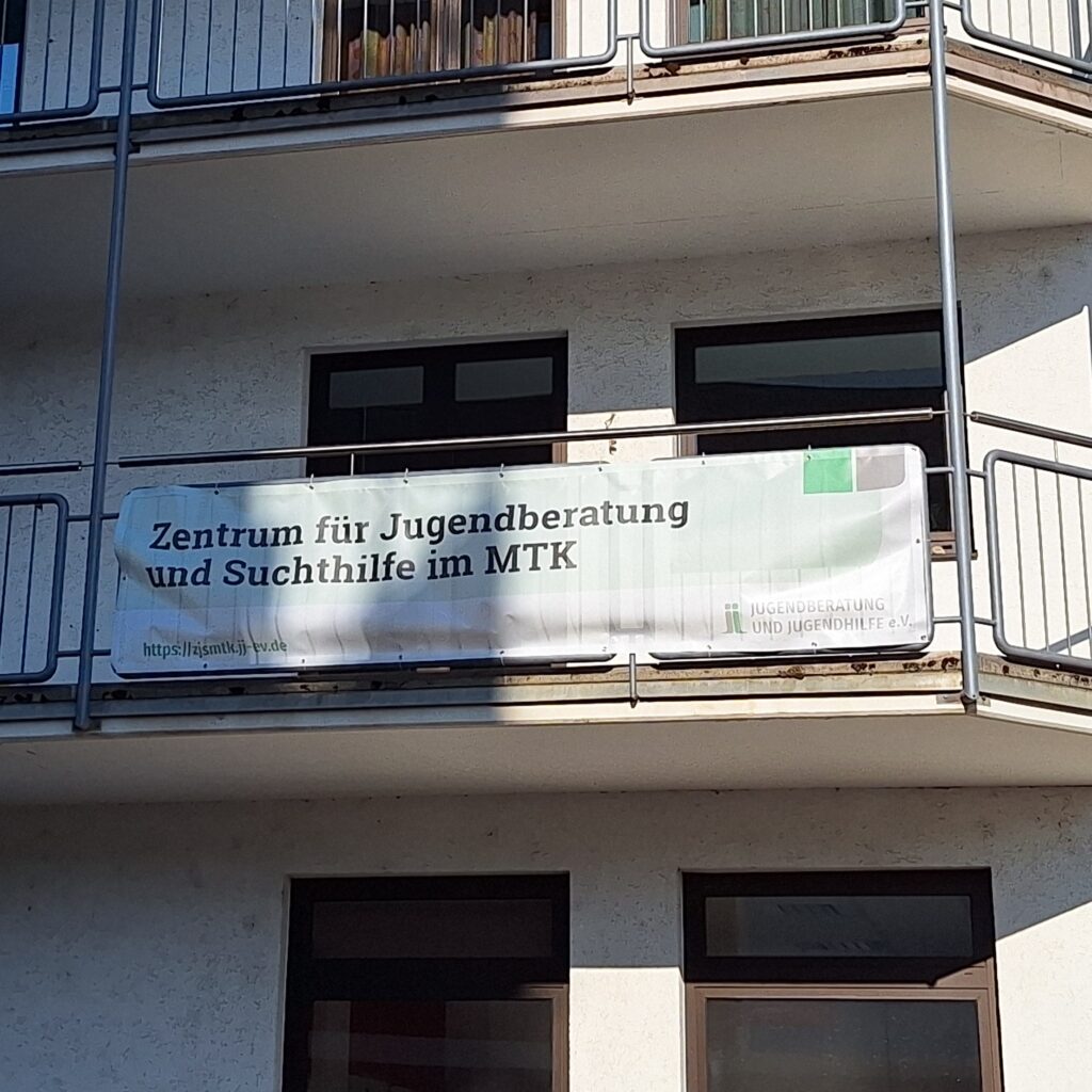 ein Werbebanner des Zentrums für Jugenbersatung und Suchthilfe an der Außenfassade eines Gebäudes