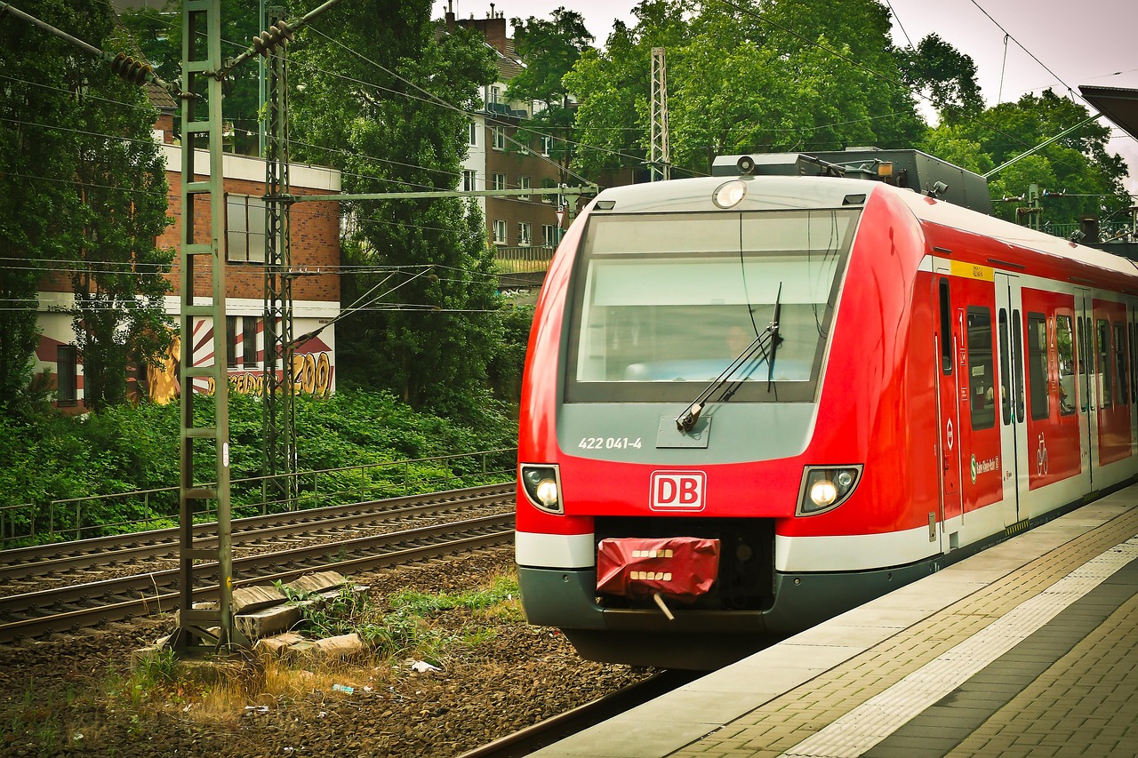 Ein DB-Regiozug in Rot steht am Bahnhof