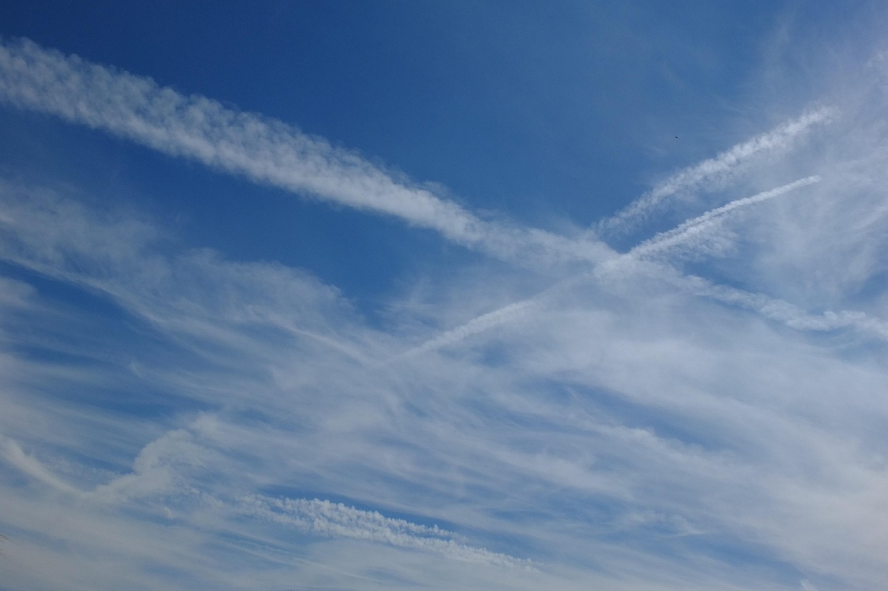 Ein blauer Himmel voller Kondensstreifen